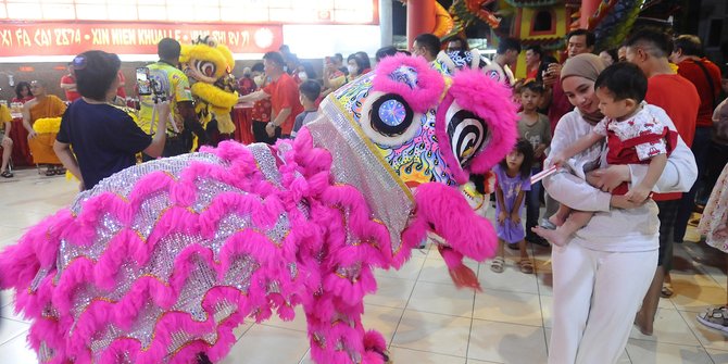 Atraksi Barongsai Meriahkan Malam Tahun Baru Imlek di Vihara Kwan In Thang