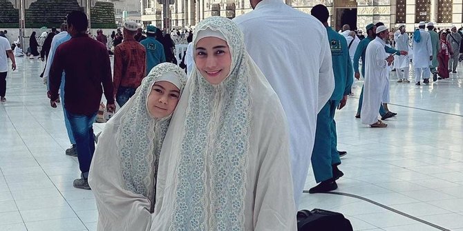 Potret Siti KDI Umrah Bareng Anak, Pesona Gadis Cantiknya Curi Perhatian
