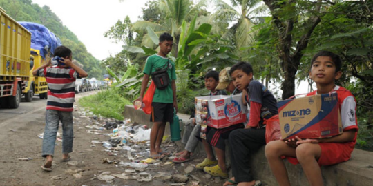 Marak Orang Tua Manfaatkan Anak Berdagang di Jalan Kota Malang, Bikin Miris