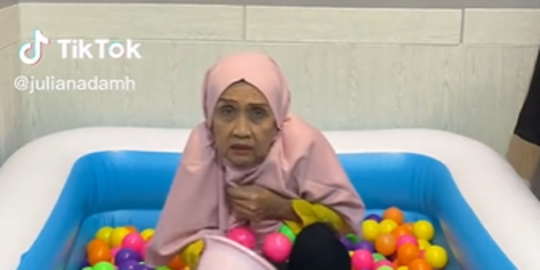 Ekspresi Lucu Nenek Mandi Bola di Tengah Viral 'Ngemis Online' Mandi Lumpur