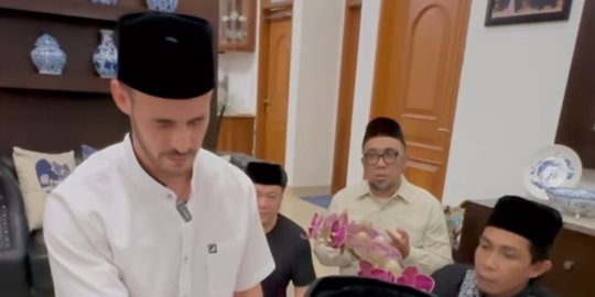 Pacar Nikita Baca Dua Kalimat Syahadat, Fitri Salhuteru 'Semoga Kau Berjodoh'