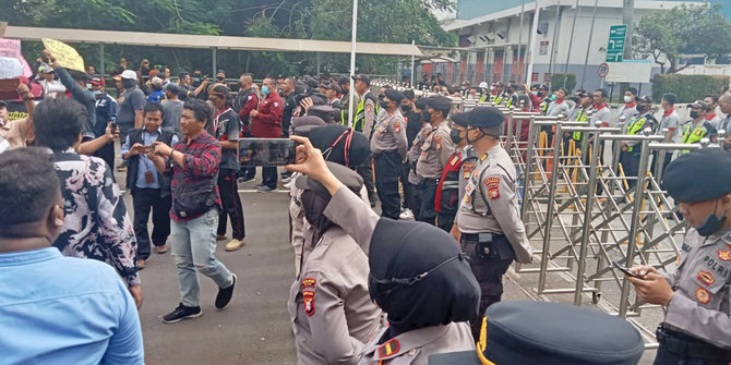 Tuntut Pekerjaan untuk Penduduk Sekitar, Warga Jatijajar Depok Demo Gudang Lazada