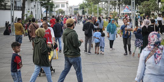 Warga Habiskan Waktu Cuti Bersama di Taman Fatahillah Kota Tua