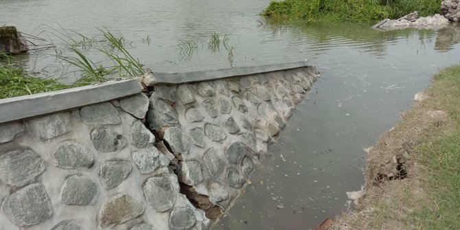 Baru Setahun Dipakai, Tanggul Sungai Citarum Bekasi Jebol