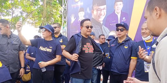 Baju Anies di Bandung: 'Saya yang Keliling, Kenapa Kamu yang Takut'