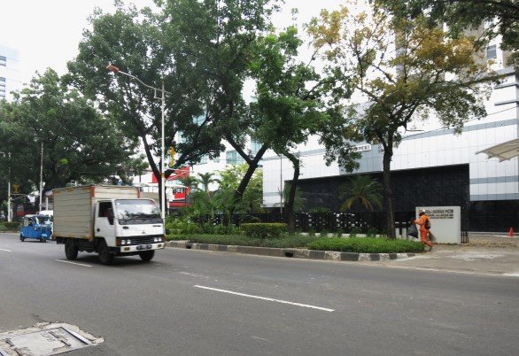 truk mitsubishi fuso bergerak dan mendorong perekonomian indonesia