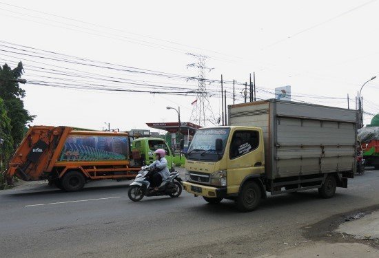 truk mitsubishi fuso bergerak dan mendorong perekonomian indonesia