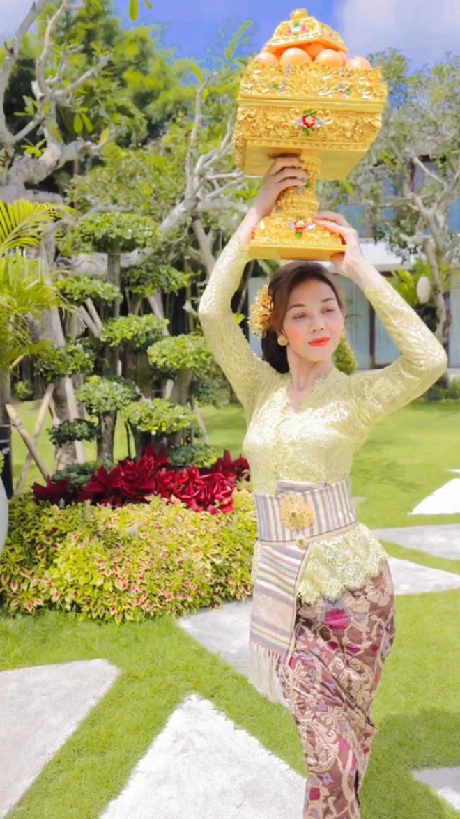 nikmati liburan intip potret terkini bunda corla menikmati suasana bali