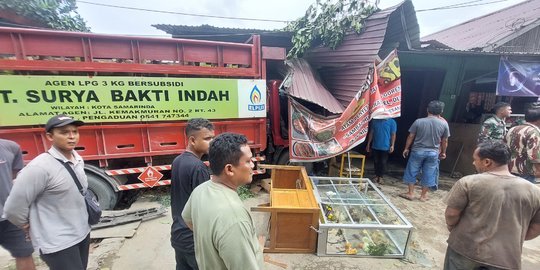 Truk LPG di Samarinda Seruduk Motor dan Warung Makan, Seorang Pelajar Terpental