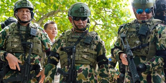 Sangar Berseragam Loreng, Kapolri Sigit Jadi Warga Kehormatan Marinir TNI AL