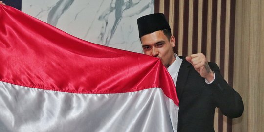 Resmi Jadi Warga Negara Indonesia, Shayne Elian Jay Pattynama Cium Merah Putih