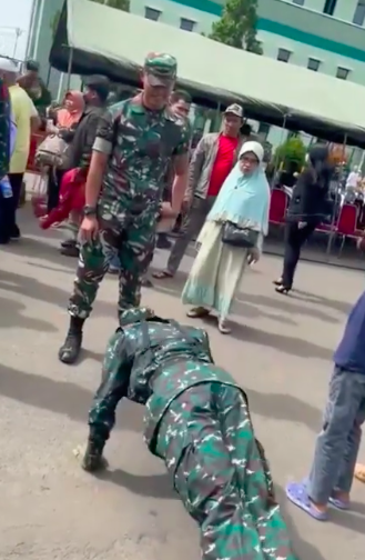 usai dilantik tni ini disuruh push up oleh sang kakak ending nya berpelukan