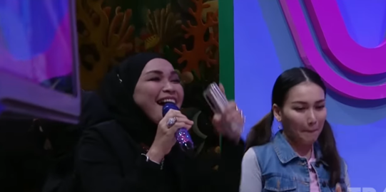 Ibu Ayu Ting Ting Asyik Bergoyang Bawakan Lagu 'Ikan dalam Kolam'