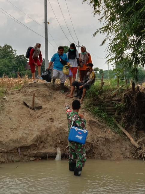 petugas vaksin menyeberang sungai menuju dusun ngengo