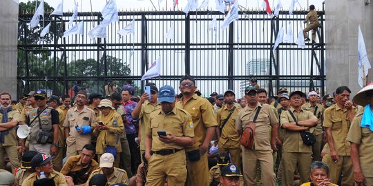 Minta Kejelasan, Massa Perangkat Desa Indonesia Geruduk Gedung DPR RI