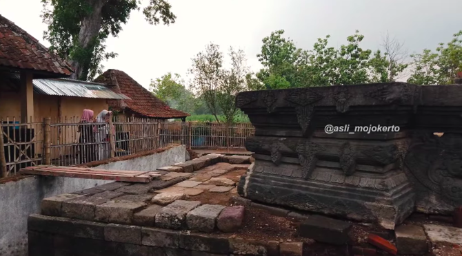 bangunan ini dibangun raja hayam wuruk buat sang ibu ratu pembawa kejayaan majapahit