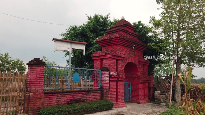 bangunan ini dibangun raja hayam wuruk buat sang ibu ratu pembawa kejayaan majapahit