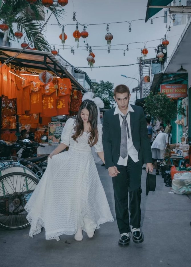 5 potret prewedding julian jacob dan mirriam eka di pasar tradisional curi perhatian