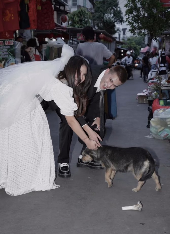 5 potret prewedding julian jacob dan mirriam eka di pasar tradisional curi perhatian