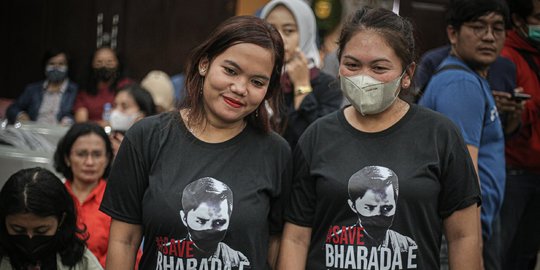 Potret Kesetiaan Pendukung Temani Bharada E Bacakan Pembelaan