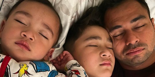 Potret Raffi Ahmad Tidur Bareng Rafathar & Rayyanza, Netizen 'Tidur Aja Tetep Cakep'