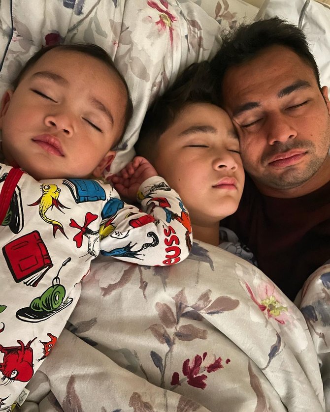 potret raffi ahmad tidur bareng rafathar dan rayyanza
