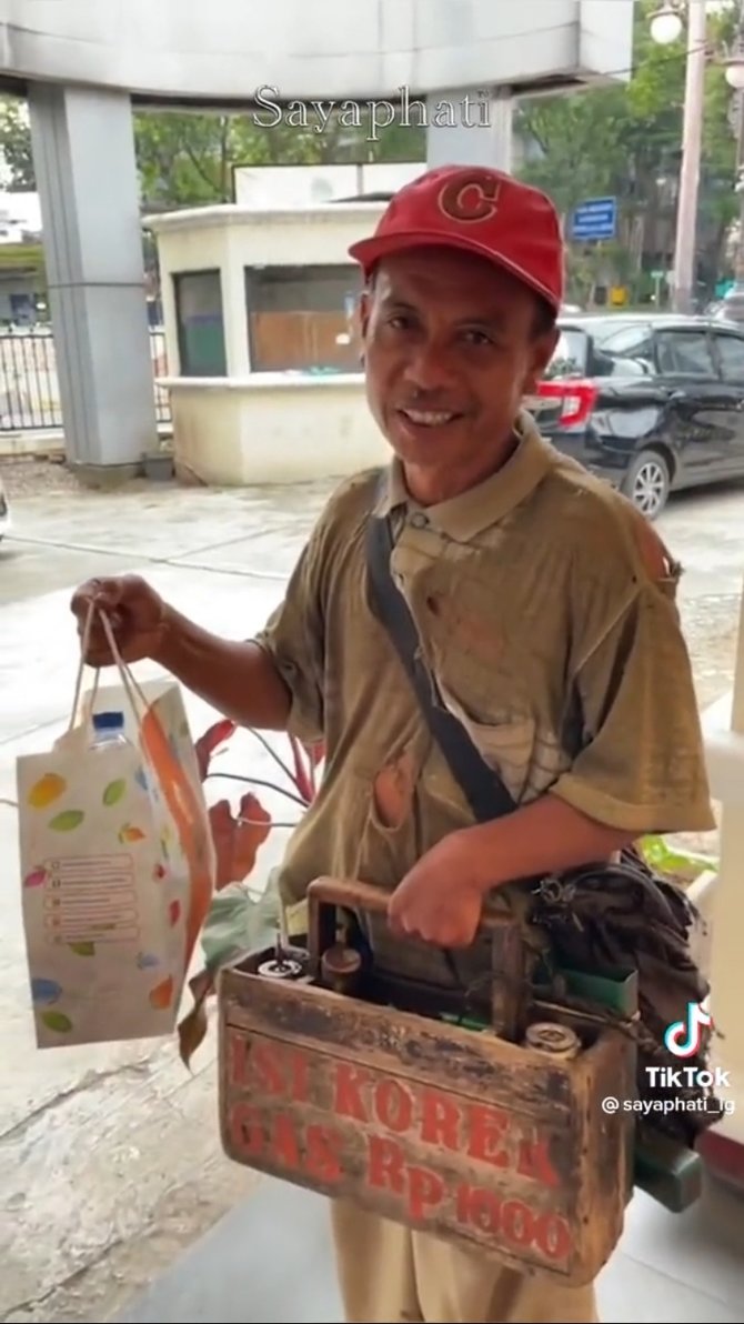 viral bapak penjual korek berpakaian sobek kondisi rumah memprihatinkan