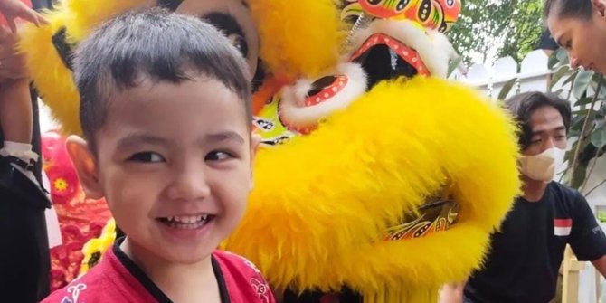 Ganteng Banget, Ini Potret Shaquille Anak Roger Danuarta Berpose Bareng Barongsai