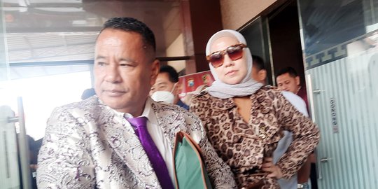 Datangi Mapolda Jatim, Venna Melinda Serahkan Bukti Video Ferry Minta Maaf