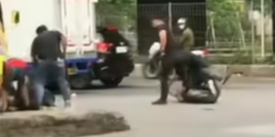 Detik-detik Polisi Bersenpi Laras Panjang Bekuk Preman Resahkan Sopir Truk di Jakbar