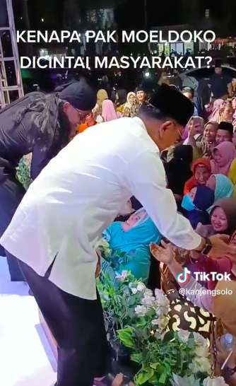 momen moeldoko selfie bareng emak emak di atas panggung sampai histeris