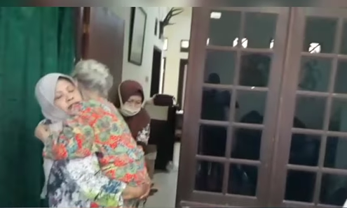 viral kisah driver ojol bantu nenek yang hidup sebatang kara banjir pujian