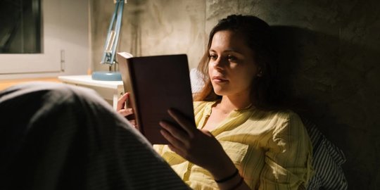 8 Manfaat Membaca Buku Sebelum Tidur, Bantu Atasi Insomnia