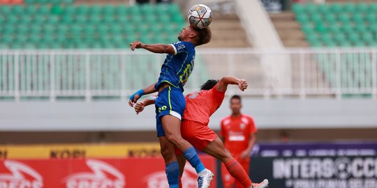 Momen Persib Bandung Meluncur ke Puncak Klasemen Liga 1 Usai Tekuk Borneo FC 1-0