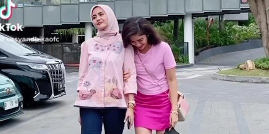 Ussy Sulistiawaty Tampil Stunning Bak ABG Pakai Rok Mini Pink, Malah Dikritik Netizen