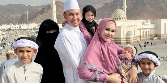 Potret Kartika Putri Umrah Bareng Keluarga, Anak Gadisnya Bercadar Curi Perhatian