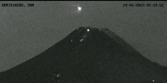 Viral Fenomena "Bola Api" di Puncak Merapi, Masih Jadi Misteri hingga Kini