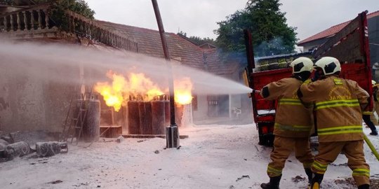 Toko Tabung Gas di Pondok Kelapa Terbakar, Kerugian Capai Rp1 Miliar