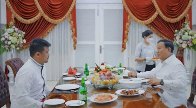 3 potret kunjungan prabowo subianto di sumut cicipi nikmatnya roti jala khas medan