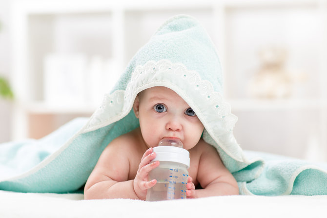 tips membiasakan si kecil minum air putih ibu harus jadi role modelnya