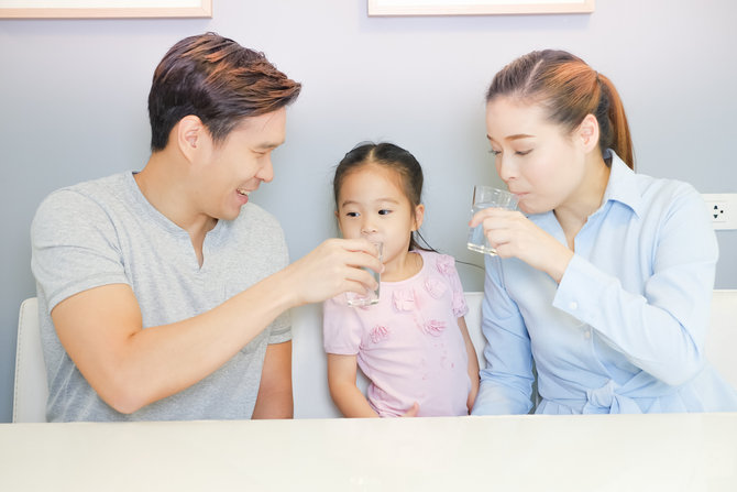 tips membiasakan si kecil minum air putih ibu harus jadi role modelnya
