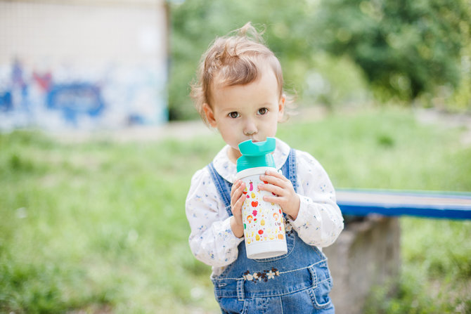 tips membiasakan si kecil minum air putih ibu harus jadi role modelnya