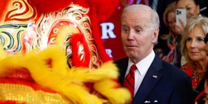Perayaan Imlek di Gedung Putih, Joe Biden Kaget Sampai Melongok Dihampiri Barongsai