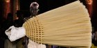Gaun serba Terbalik Viktor & Rolf Curi Perhatian di Paris Haute Couture Week 2023