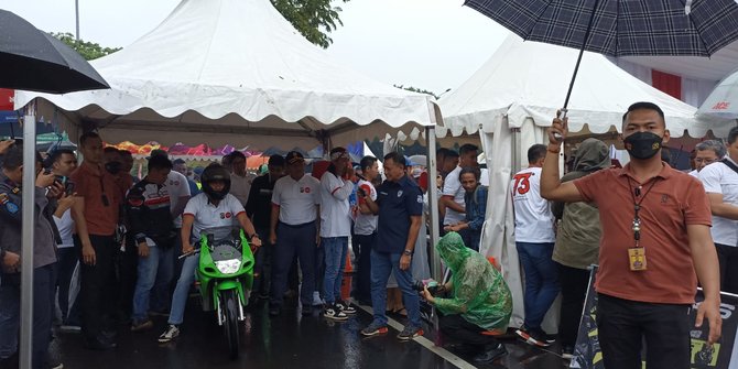 Momen Kapolda Fadil Mejeng Bareng Kawasaki Ninja Buka Street Race Seri ke-6