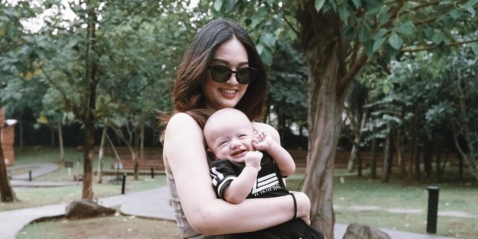 5 Potret Faradilla Yoshi Bersama Baby Arash, Dipuji Makin Cantik Setelah Punya Anak