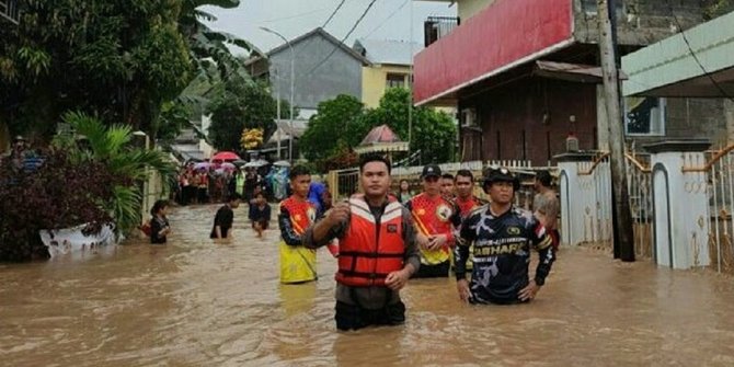 624 Polisi Disebar Bantu Korban Banjir dan Longsor Manado