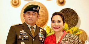 Potret Istri Pangkostrad Pakai Batik Tulis Harga Rp400 Ribu, Anggun Pose sama Suami