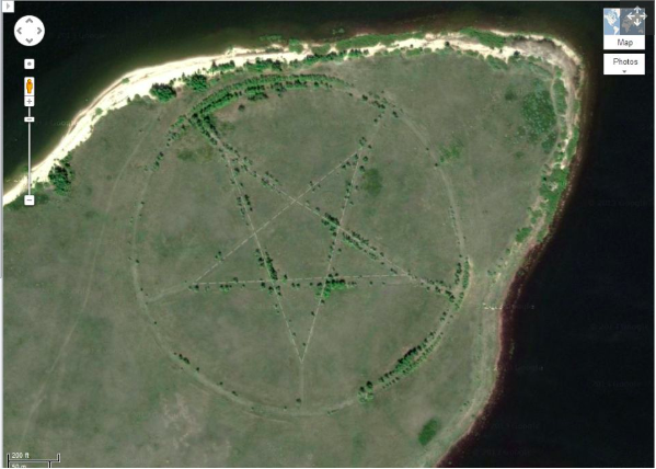 penampakan aneh di google earth dari yang masuk akal hingga di luar nalar