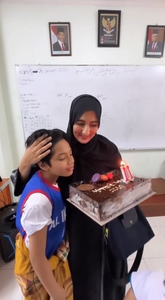 potret cantik tania nadira dalam balutan hijab terbaru saat beri kejutan ultah anak